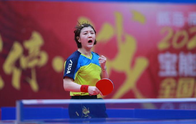 为什么主审会在每局开始前要求球童提供至少六颗经过摩擦的新球